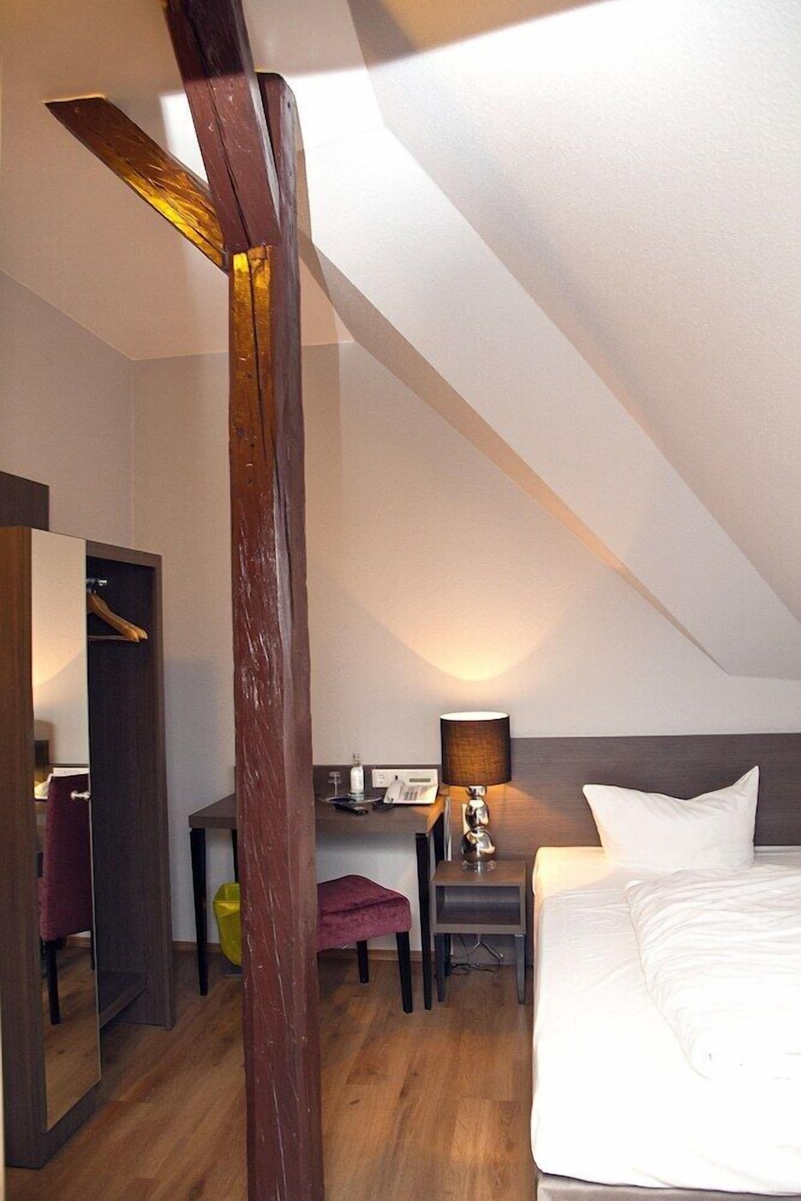 Hypo-allergenic bedding, desk, free WiFi, bed sheets