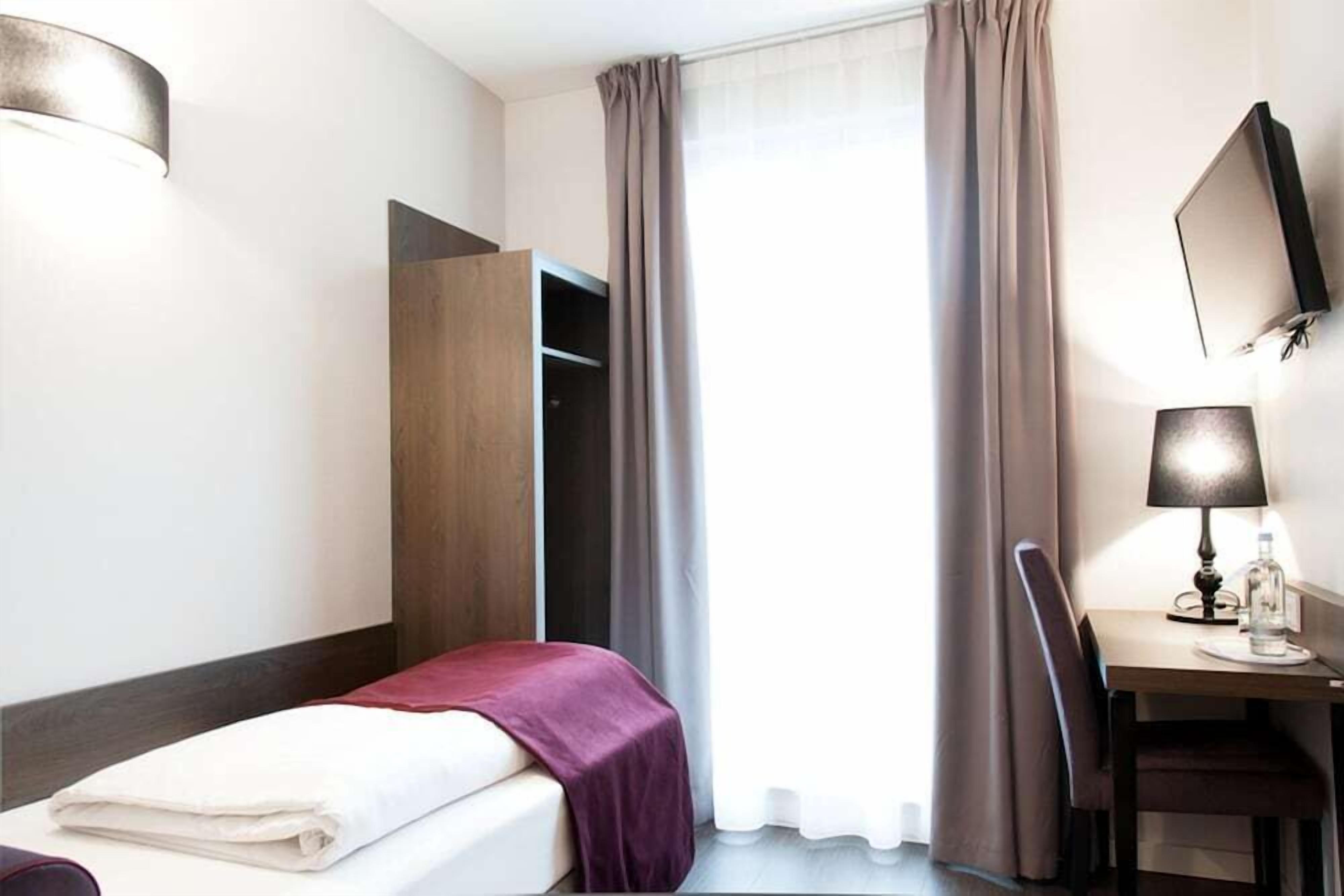 Hypo-allergenic bedding, desk, free WiFi, bed sheets