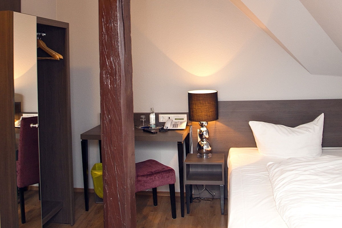 Roupas de cama antialérgicas, escrivaninha, Wi-Fi de cortesia