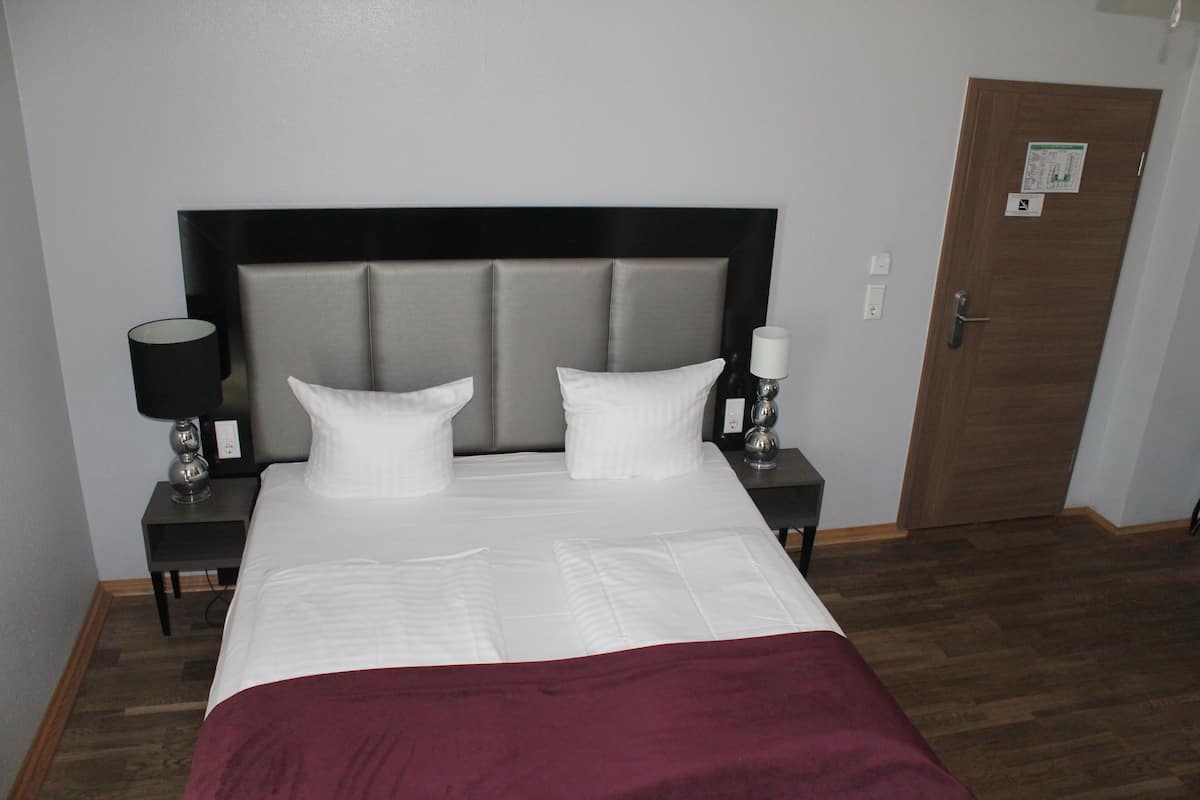 Standard Double Room | Hypo-allergenic bedding, desk, free WiFi, bed sheets