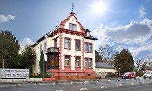 Front of property - Arena Villa am Wasserpark (Frankfurt)