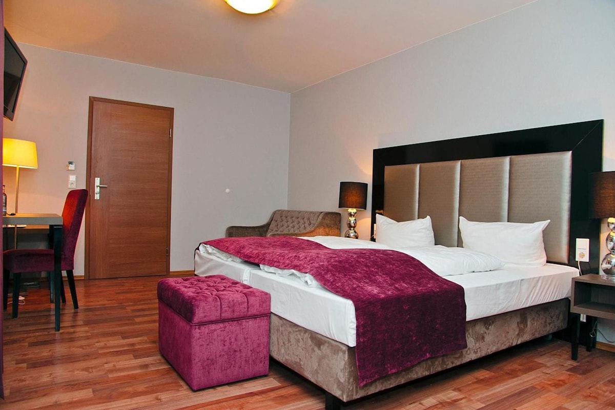 Hypo-allergenic bedding, desk, free WiFi, bed sheets