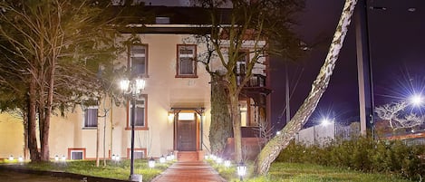 Façade de l’hébergement - soirée/nuit