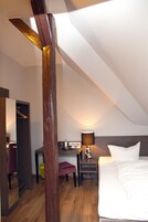 Anti alerjik yatak takımı, masa, ücretsiz kablosuz İnternet 