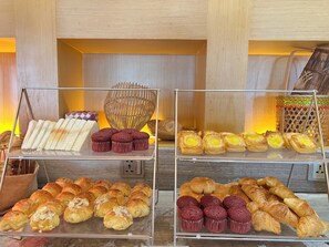 Een bakkerijdisplay met verschillende gebakjes.
