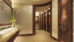 Une salle de bain moderne avec deux lavabos, un miroir et un vase décoratif.
