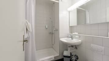 Shower, rainfall showerhead, free toiletries, hair dryer