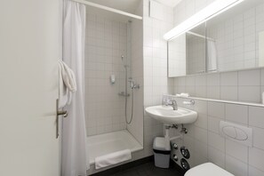 Shower, rainfall showerhead, free toiletries, hair dryer - Apaliving Budgethotel Basel (Basel)