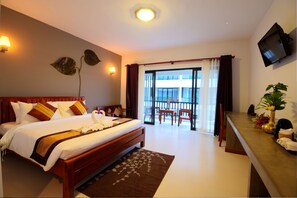 Deluxe Double Room with balcony-free pick up | 1 dormitorio, colchones con acolchado adicional, minibar y caja fuerte