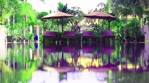 Hồ bơi ngoài trời, dù/ô trên bãi biển/hồ bơi, ghế dài tắm nắng 