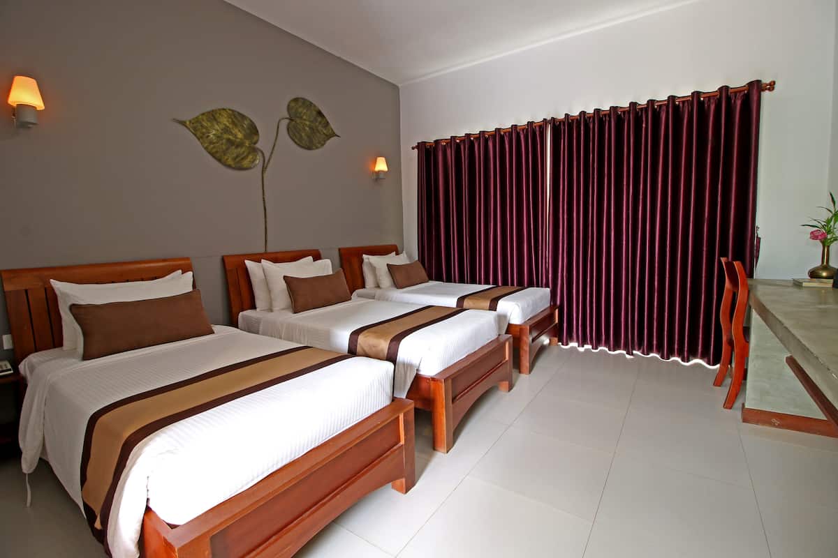 Superior Triple Room with balcony-free pick up | 1 quarto, camas com colchões pillow-top, frigobar, cofres nos quartos