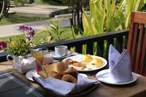 Tägliches Frühstücksbuffet (5 USD pro Person)