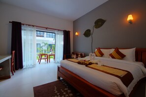 Deluxe Double Room with balcony-free pick up | 1 soverom, senger med overmadrass, minibar og safe på rommet