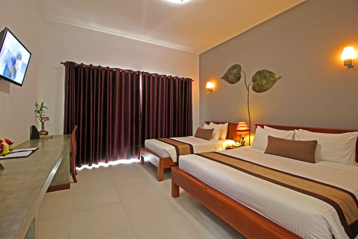 Deluxe Family  Room with balcony-free pick up | 1 quarto, camas com colchões pillow-top, frigobar, cofres nos quartos