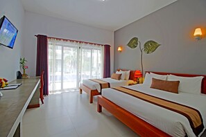 Deluxe Family  Room with balcony-free pick up | 1 soverom, senger med overmadrass, minibar og safe på rommet