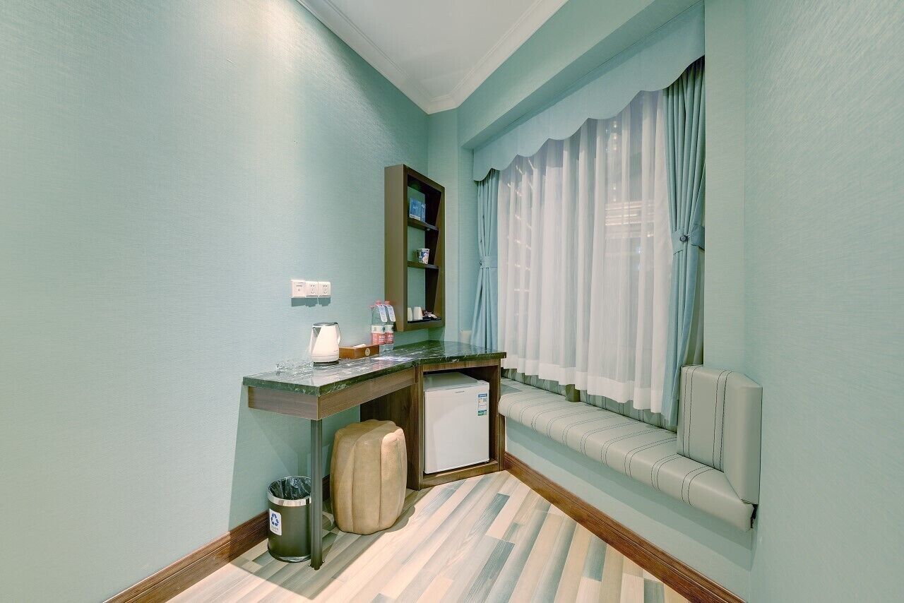 city twin room | living area | lcd tv