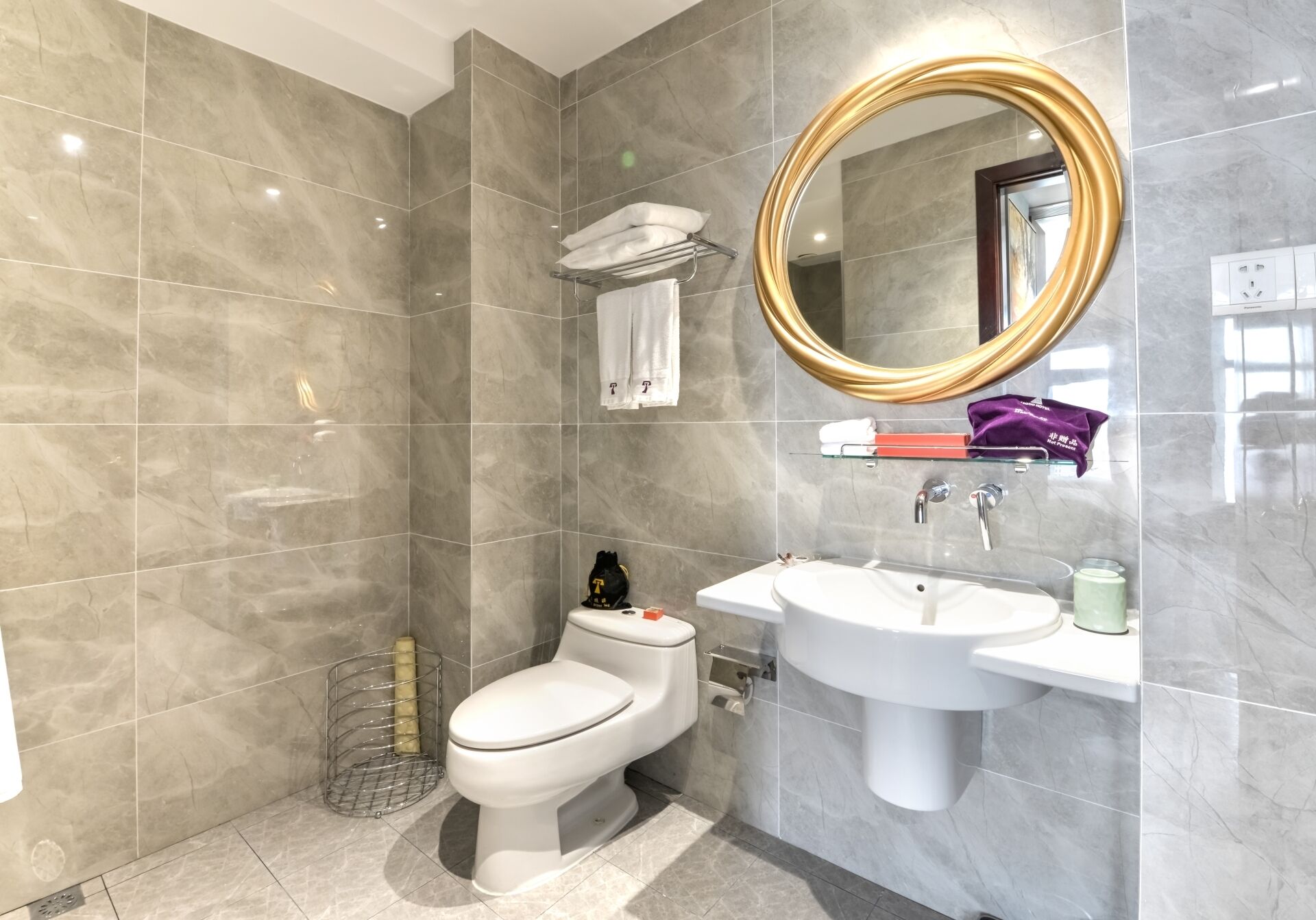 deluxe twin room, sea view | bathroom | free toiletries, hair dryer, bathrobes, slippers