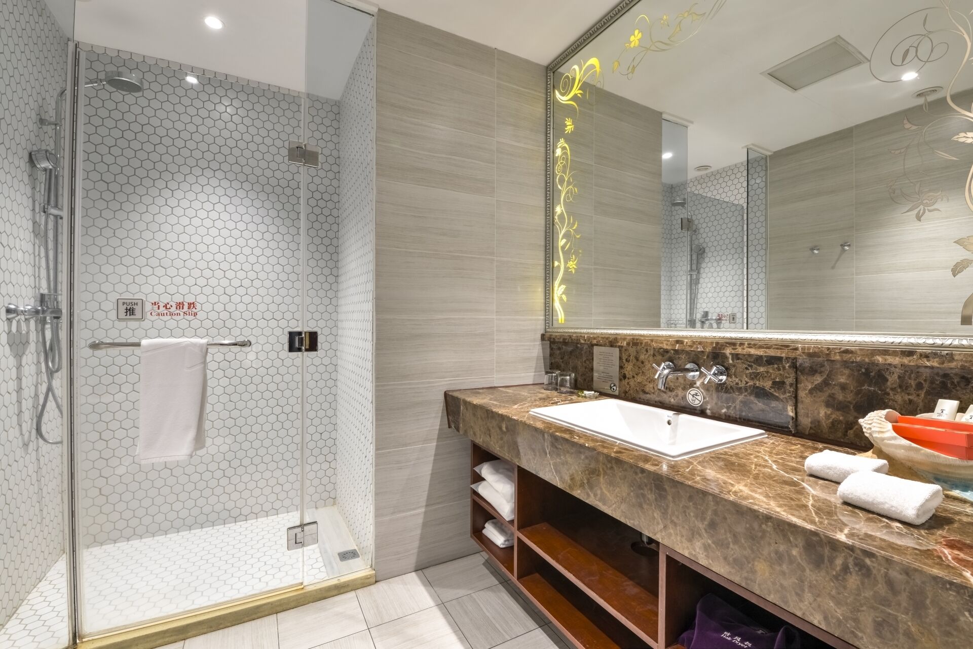 city king room | bathroom | free toiletries, hair dryer, bathrobes, slippers