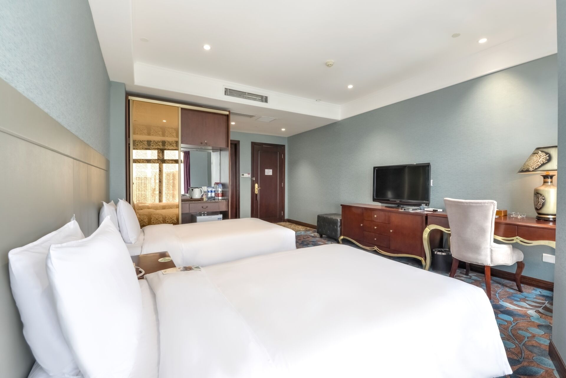 deluxe twin room, sea view | premium bedding, down duvets, memory-foam beds, desk