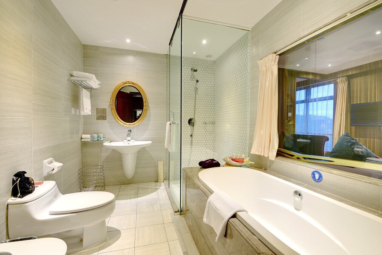 deluxe suite, sea view | bathroom | free toiletries, hair dryer, bathrobes, slippers