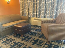 标准房, 1 张特大床, 无烟房 | 办公桌、熨斗/熨衣板、免费 WiFi、床单