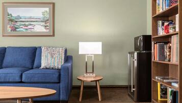 Suite, 1 très grand lit, non-fumeur | Lit avec matelas à plateau-coussin, bureau, fer et planche à repasser