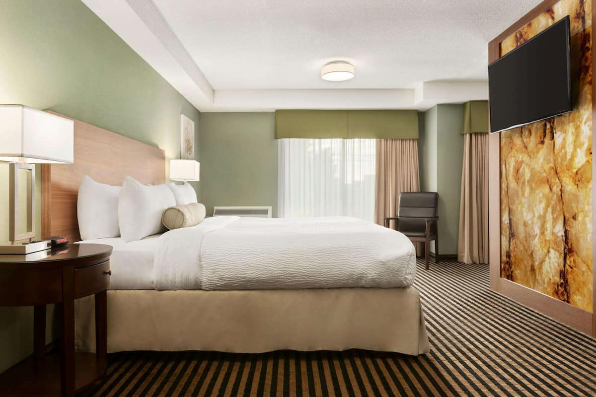 suite, 1 king bed, non smoking | pillow-top beds, desk, iron/ironing board, rollaway beds