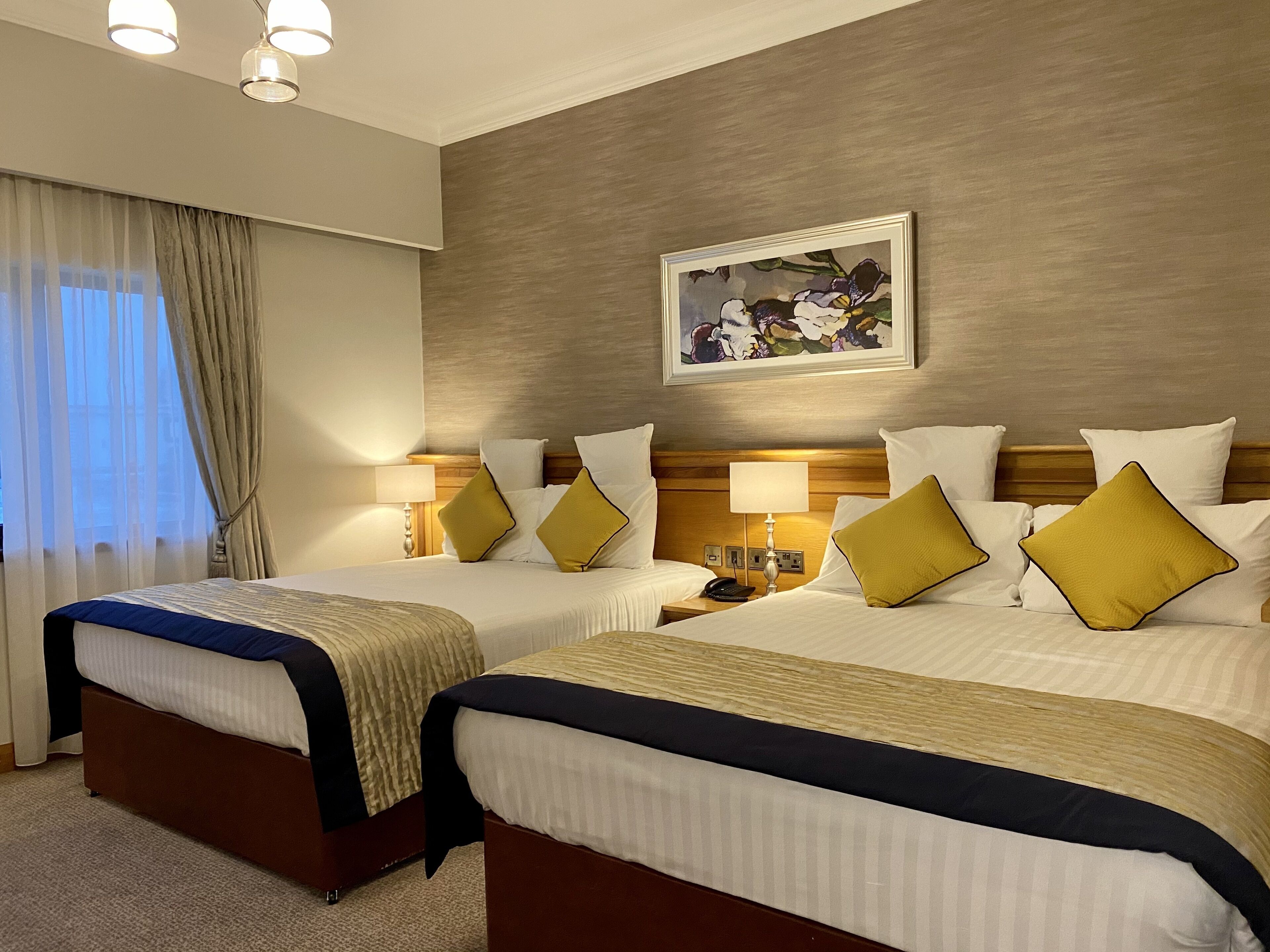 family room | premium bedding, pillow-top beds, in-room safe, desk