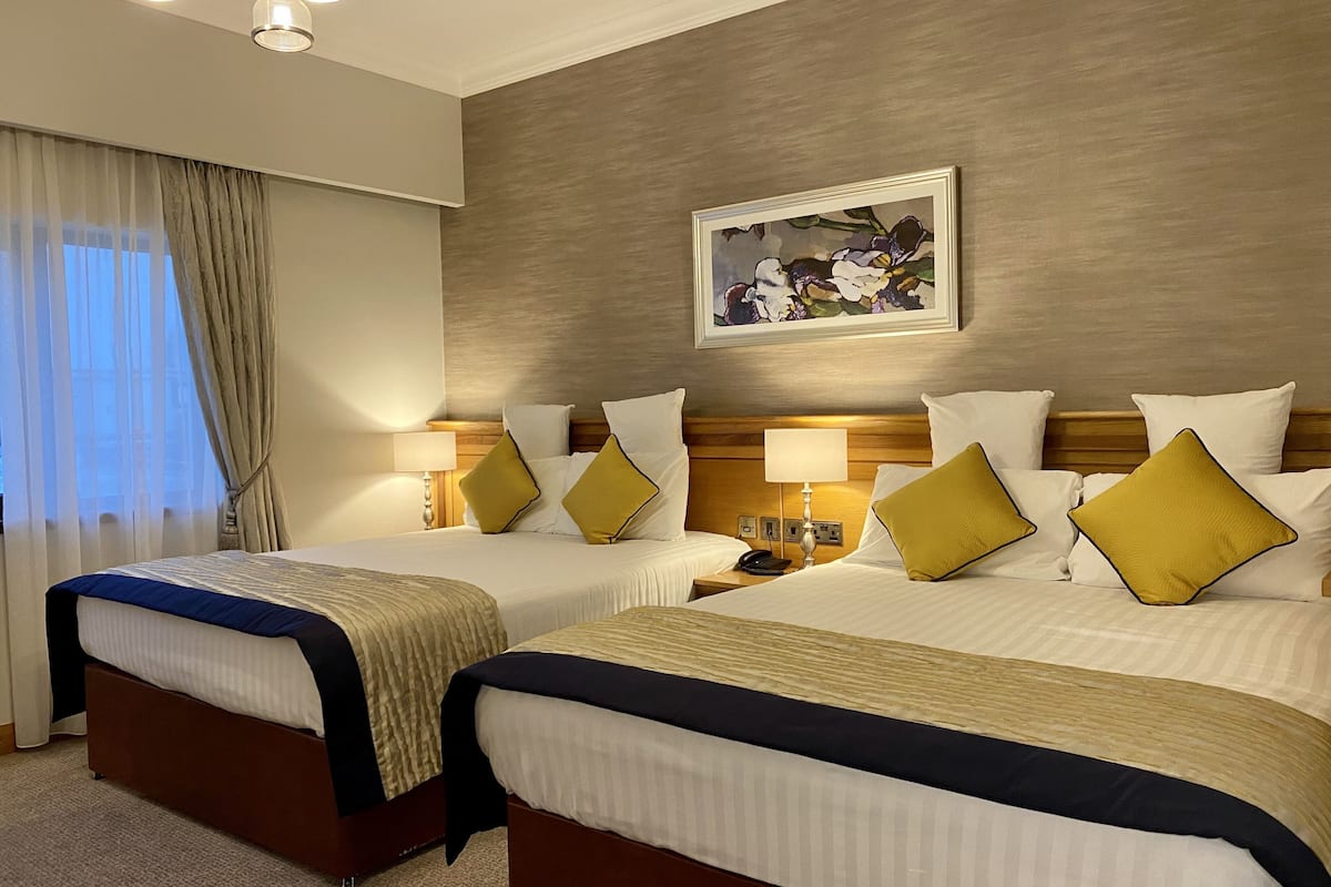 family room | premium bedding, pillow-top beds, in-room safe, desk