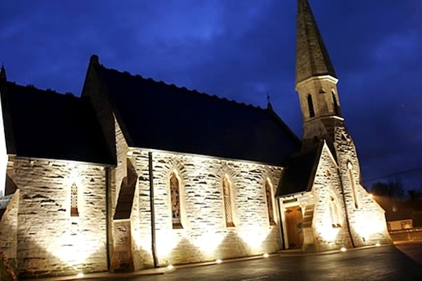 Mặt tiền nơi lưu trú - ban đêm