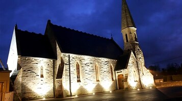 Fachada de la propiedad por la tarde o noche