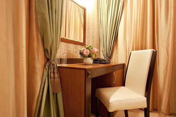 1 bedroom, minibar, in-room safe, desk - Best Western Plus Bristol Hotel (Sofia)