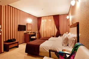 1 chambre, minibar, coffres-forts dans les chambres, bureau