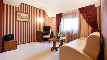 1 soveværelse, minibar, pengeskab på værelset, skrivebord