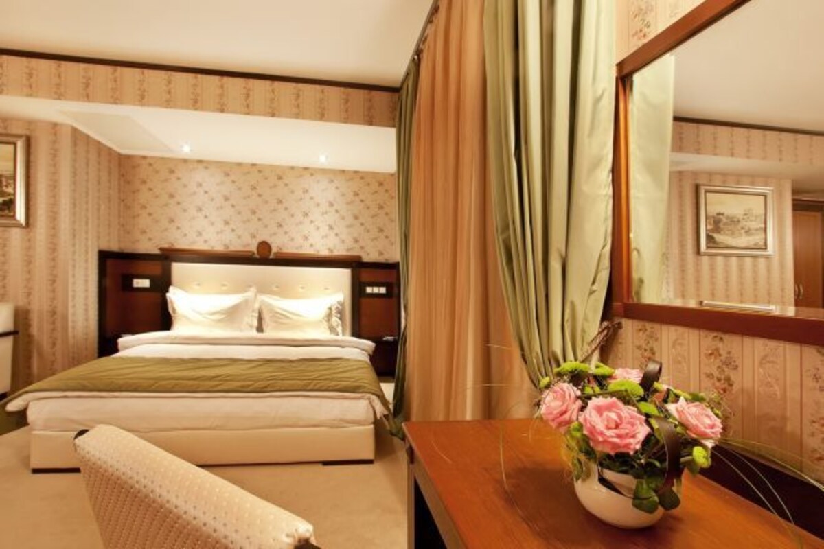 Suite-1 King Bed, Junior Suite, Air-Conditioned, Shower, Cable Tv, Lcd Flat Screen Television, Mini Bar