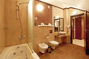 Amenidades de baño ecológicas, secadora de cabello, toallas, jabón 