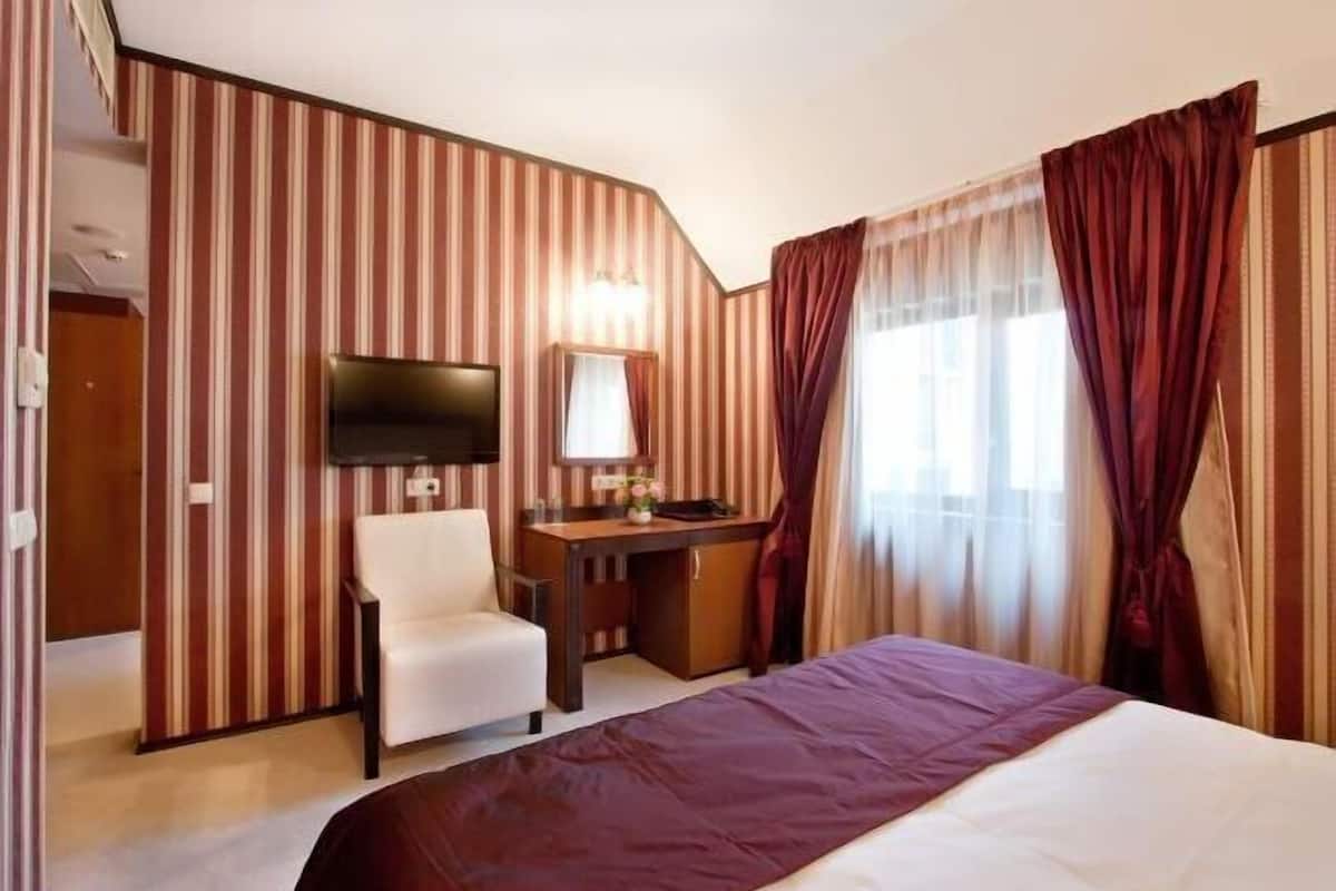 1 camera, minibar, una cassaforte in camera, una scrivania