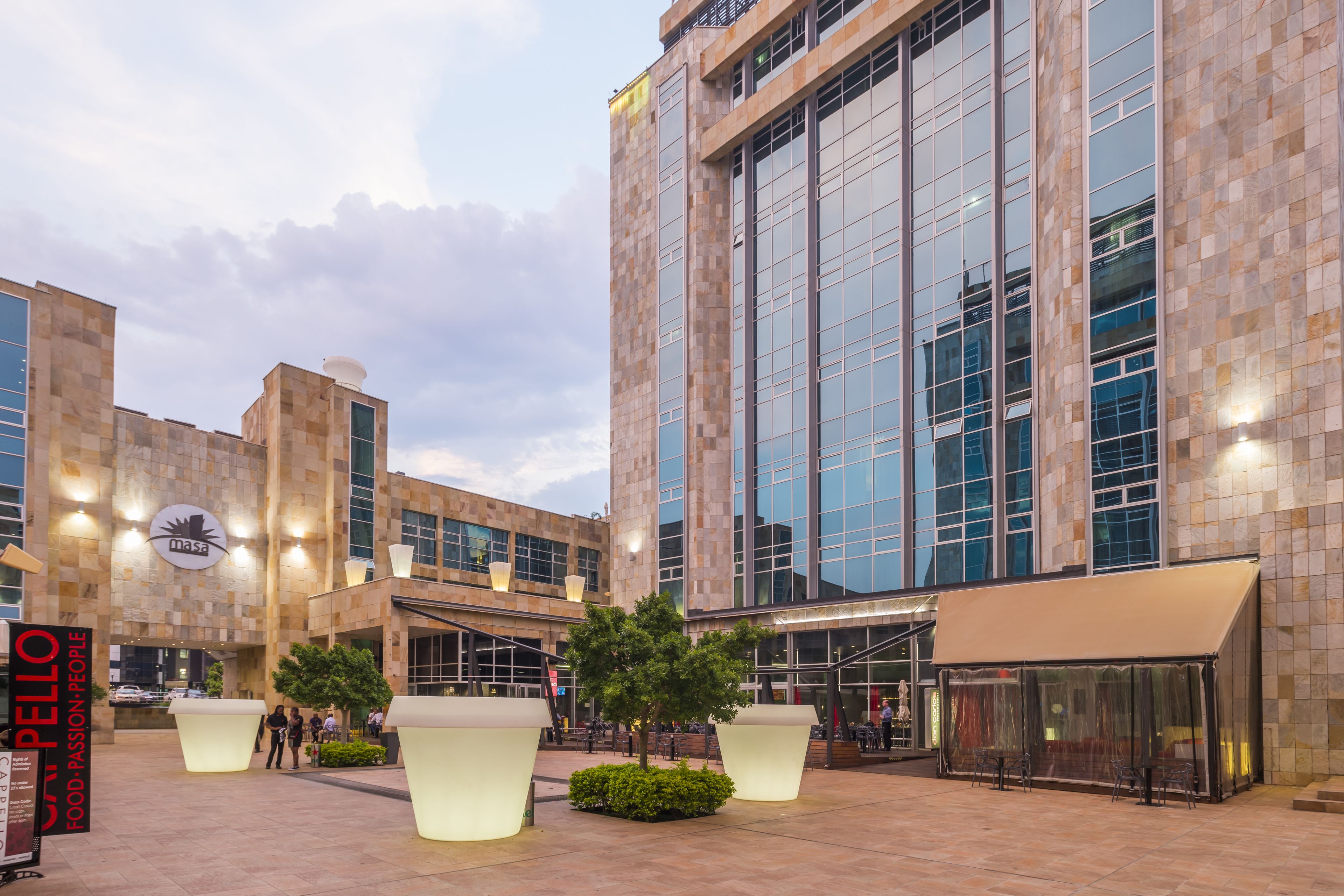 Un edificio moderno con amplios ventanales y un letrero que dice "Masa".