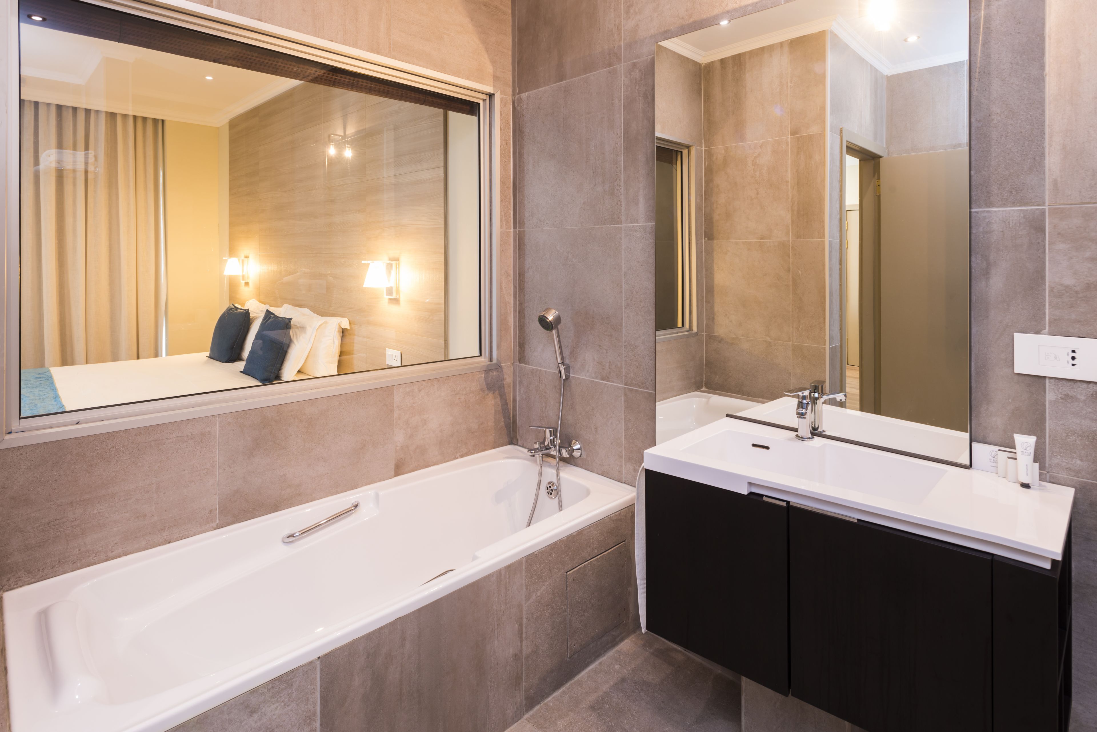 combined shower/bathtub, deep-soaking bathtub, free toiletries