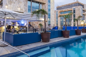 Poolside views, serves lunch, dinner and brunch - Protea Hotel by Marriott Gaborone Masa Square (Gaborone)