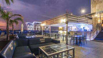 Vue sur la piscine, sert le déjeuner, le dîner et le brunch