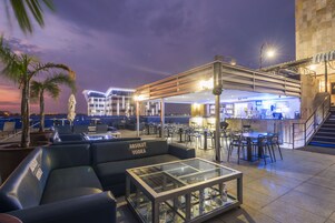 泳池景观，供应午餐、晚餐和早午餐