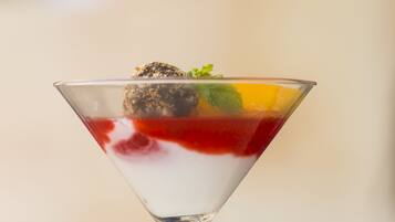 Una copa de martini con un postre en capas sobre un plato blanco.