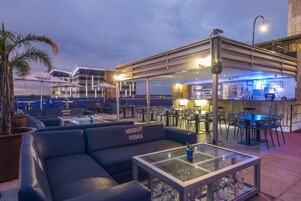 泳池景观，供应午餐、晚餐和早午餐