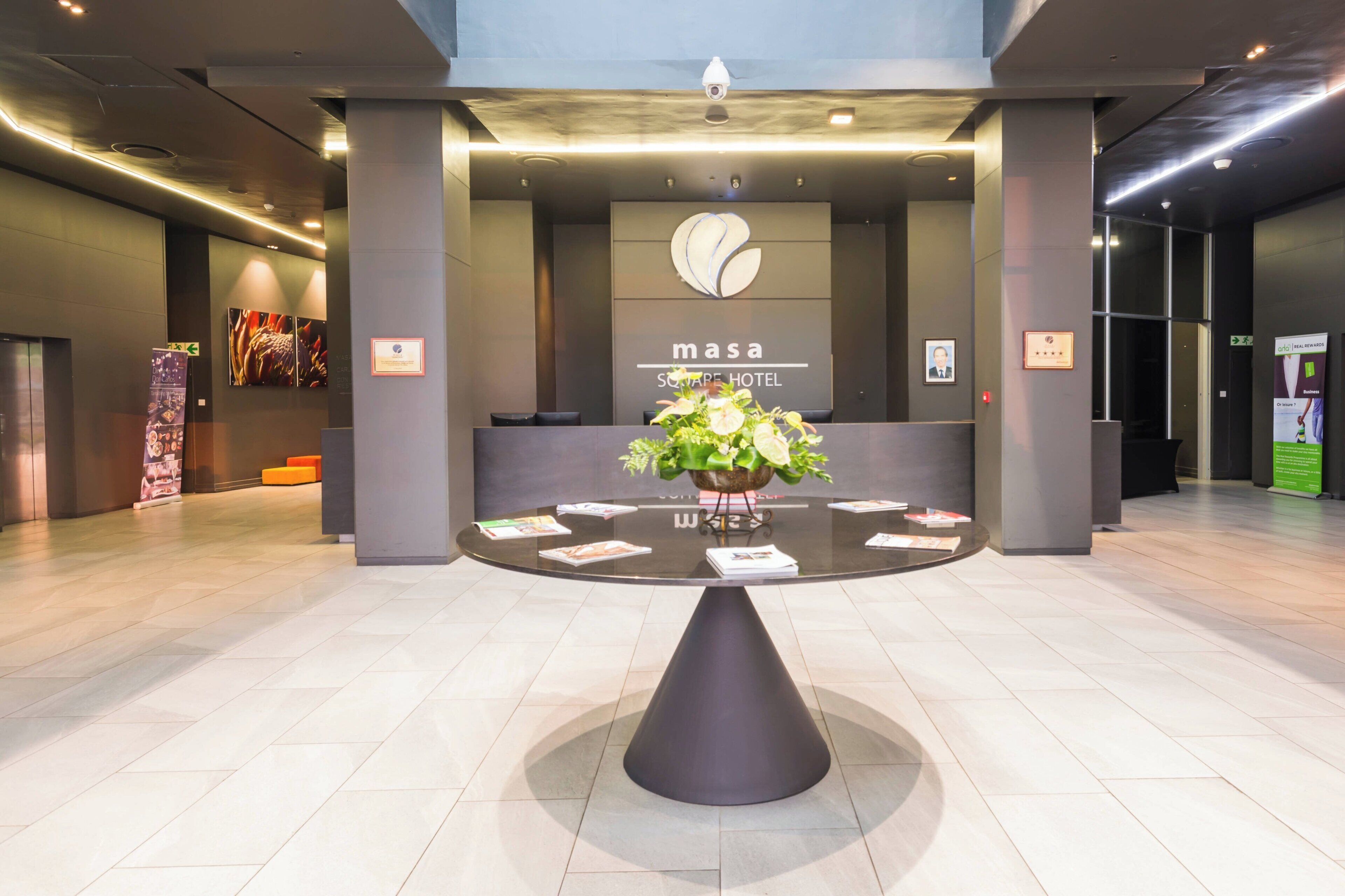 poolside views, serves lunch, dinner and brunch