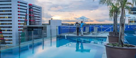 Outdoor pool, pool umbrellas, sun loungers