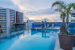 屋外プール、プール パラソル、サンラウンジャー