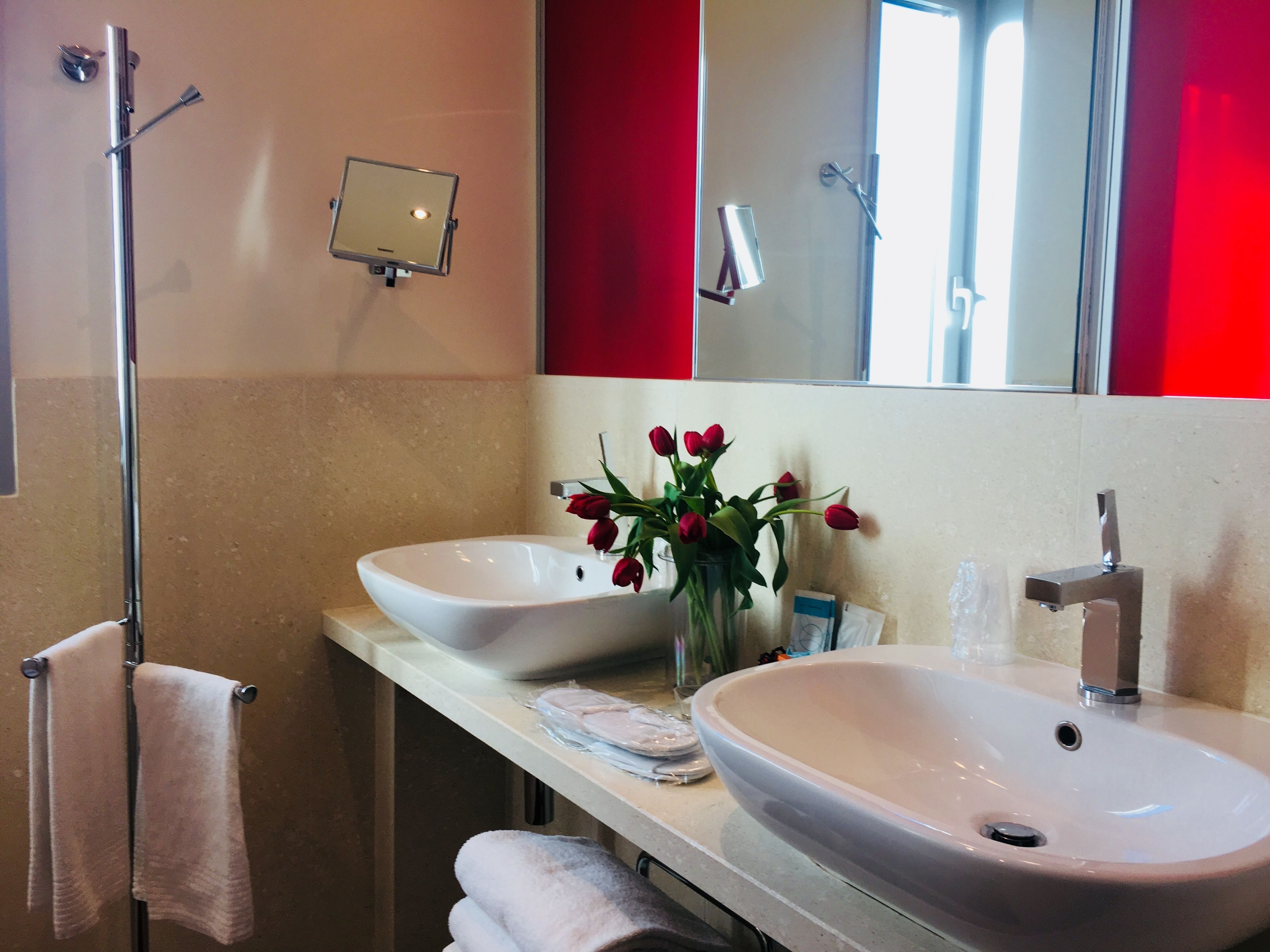 junior suite | bathroom | free toiletries, hair dryer, bidet, towels