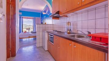 Kühlschrank, Herdplatte, Wasserkocher mit Kaffee-/Teezubehör