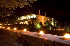 Front of property – evening/night - Hotel Rural Casa Viscondes Varzea (Lamego)